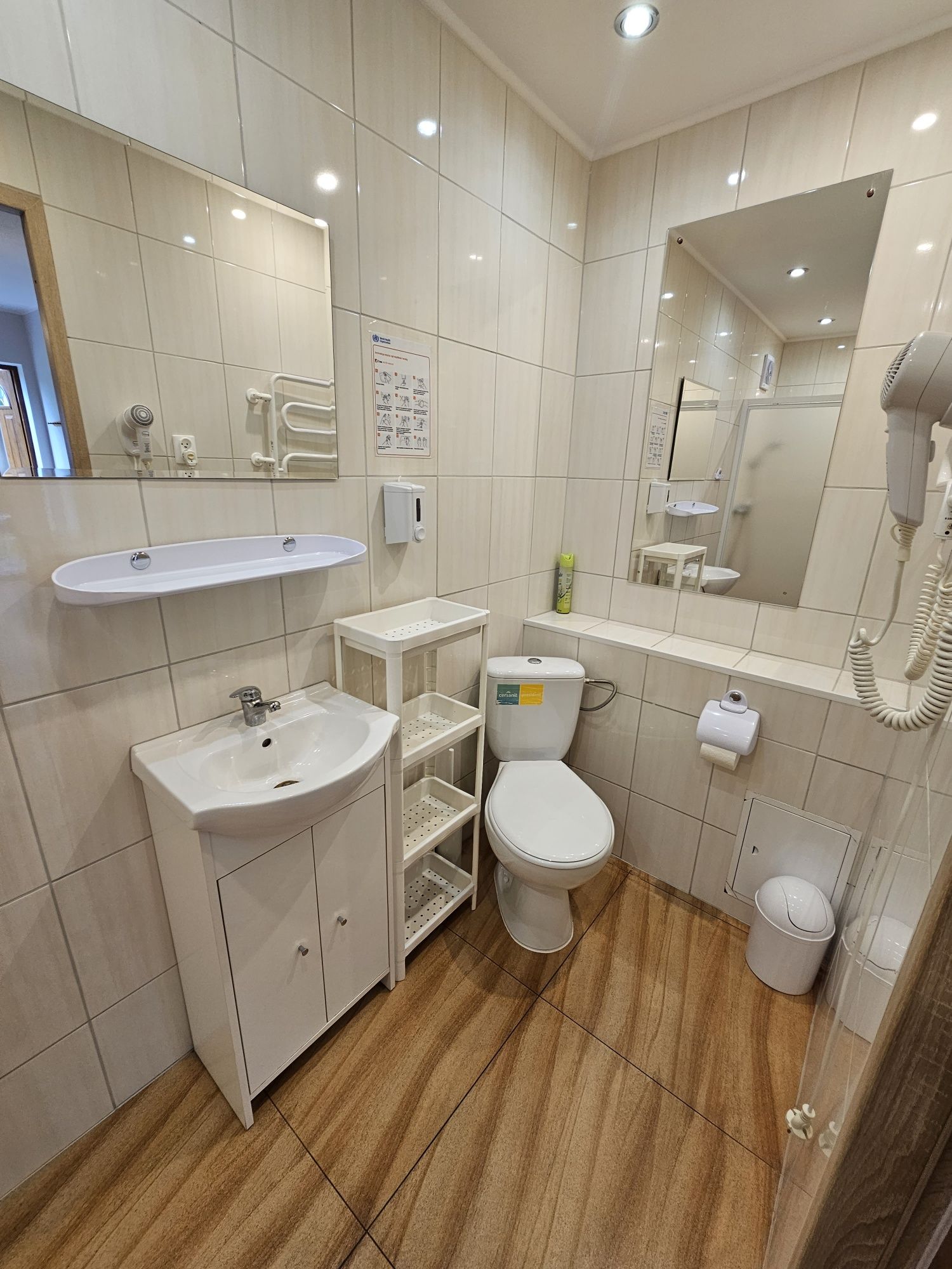 Całoroczny samodzielny miniapartament pokój