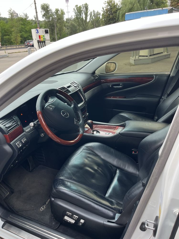 Автомобиль Лексус,хорошее состояние,8000