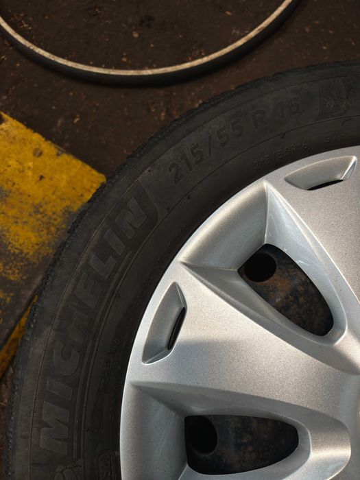 Koła, felgi stalowe z oponami i kołpakami FORD