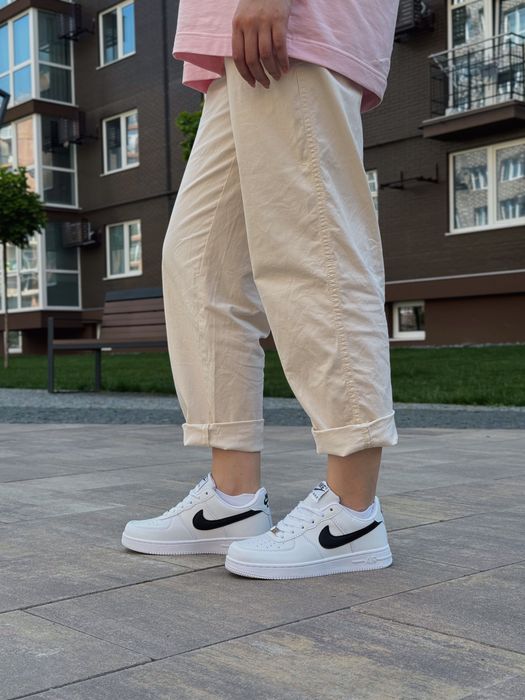Nike Air Force White Black Strip 36-44р Найк Аір Форс білі чорний знак