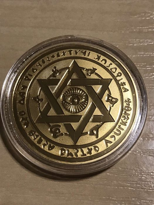 Монета всевидящее око золотистого цвета для коллекции новая в капсуле