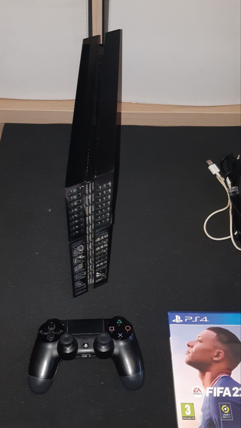 PlayStation 4 com 1 Comando e Jogo Fifa 22 ( 100 €).
