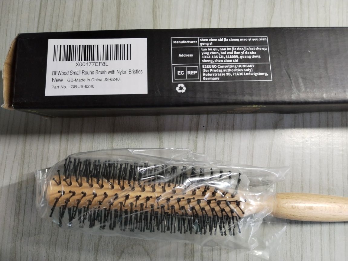 Маленькая круглая щётка для волос. Hair Brush.