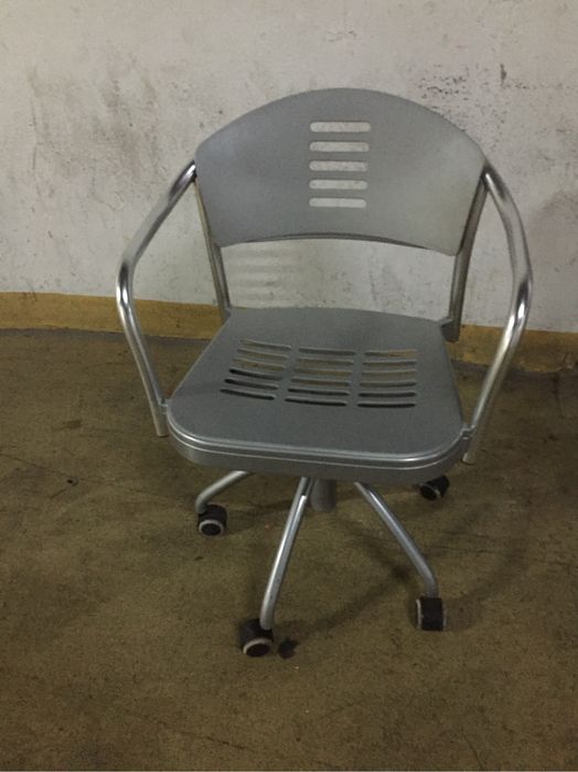 Cadeira giratoria com bracos e rodizios