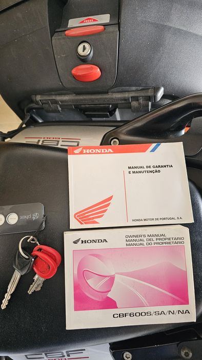 Honda CBF 600 SA com malas laterais e top case Givi
