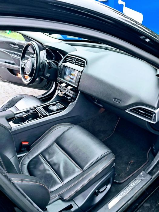 Jaguar XE 2016..