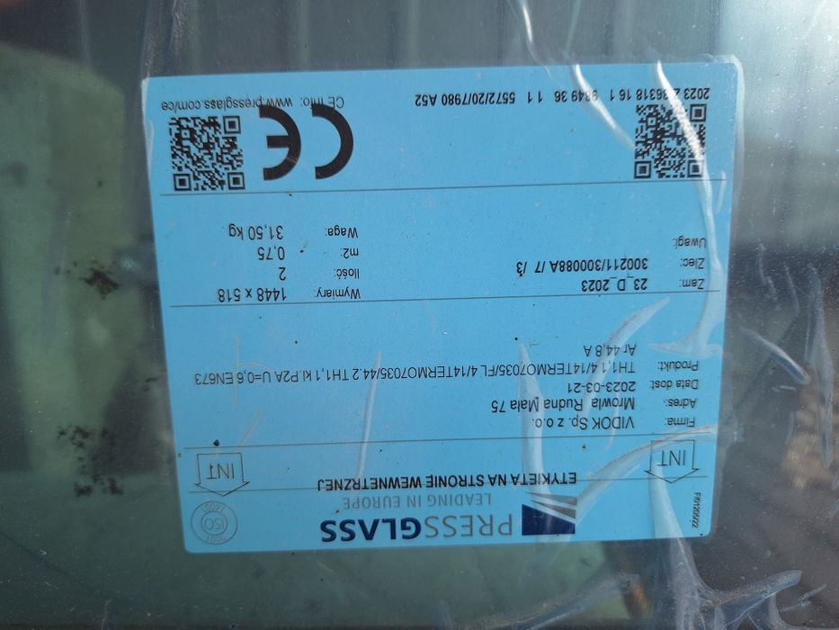 Drewniane okno z demontażu