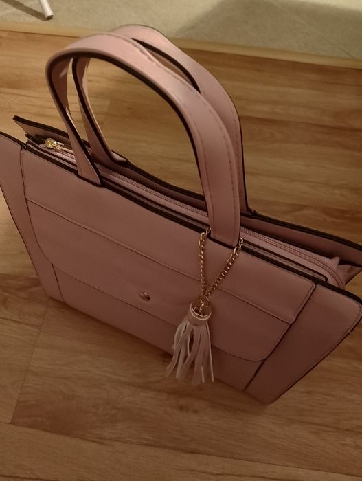 Nowa torebka na ramię z frędzlem w kolorze pudrowym