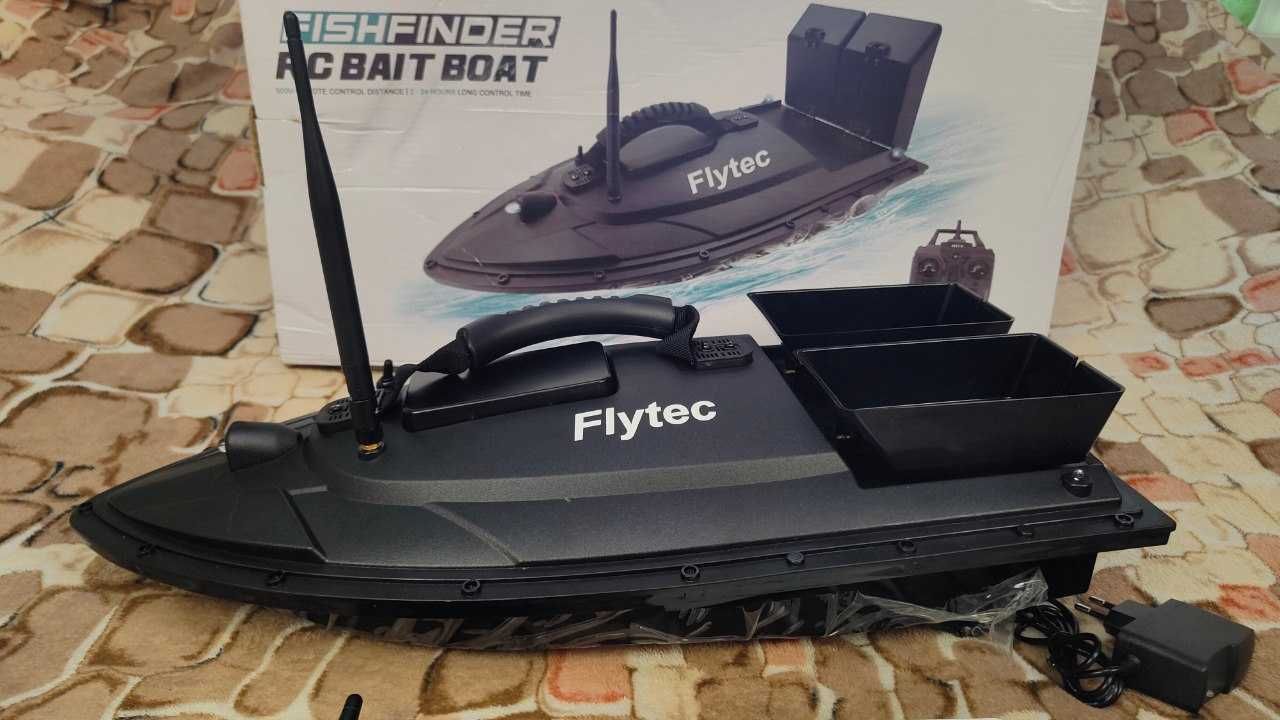 Кораблик на пульті для завозу прикормки рибалки Flytec 5200 mah