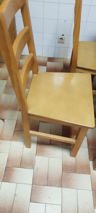 Mesa de cozinha  e 4 cadeiras.