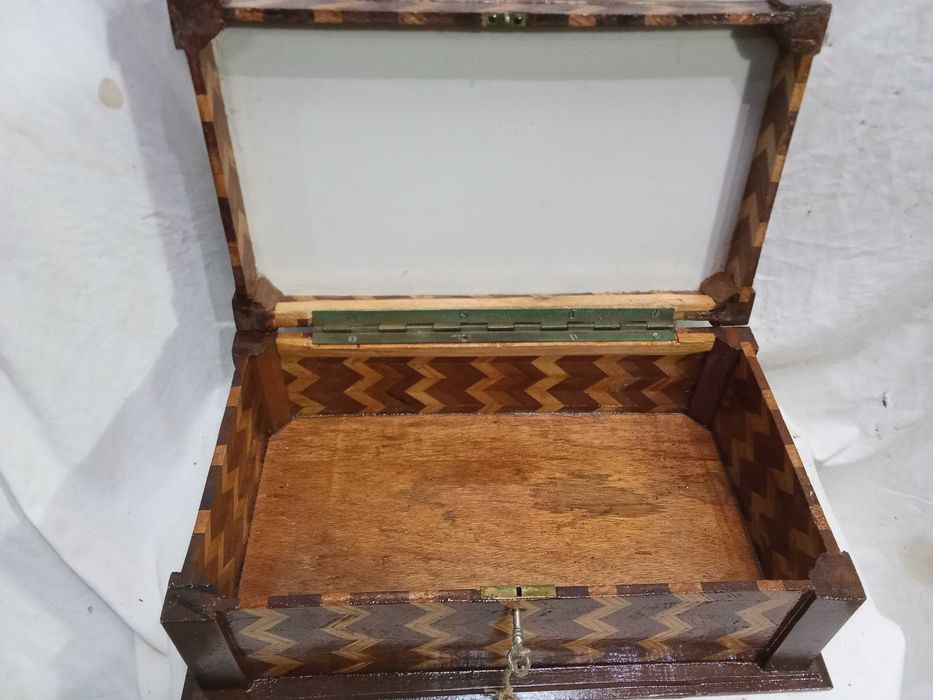 Caixa antiga em madeira dois tons. Cm fechadura e chave