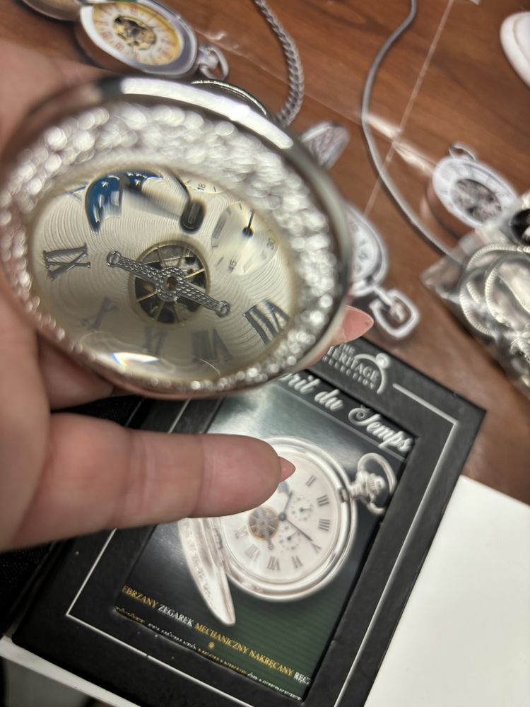 Posrebrzany zegarek kieszonkowy ze szklem powiekszajacym