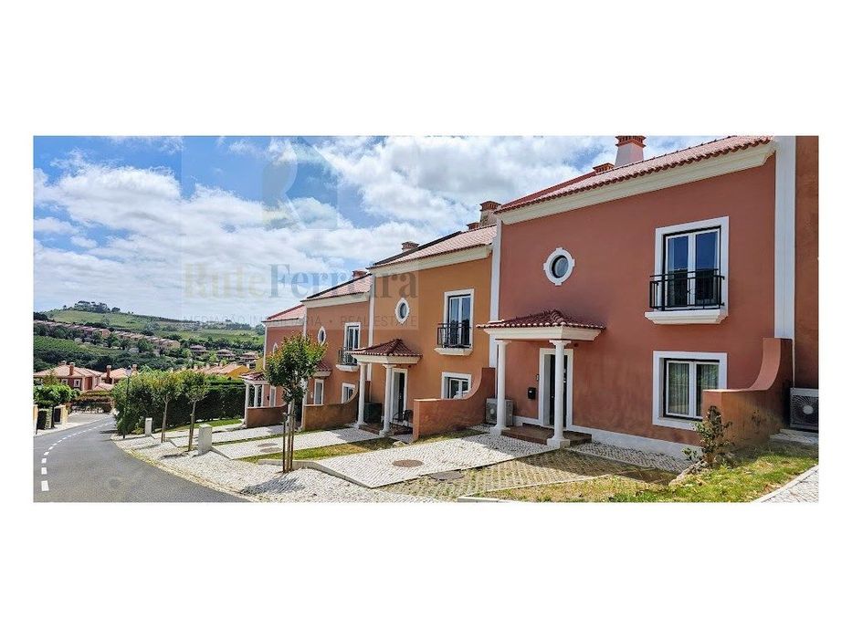 Moradia em banda com piscina e jardim privado no Condominio Campo R...