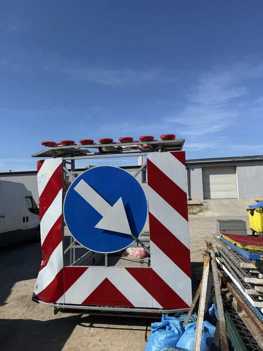 Wynajem przyczepa drogowa jednosiowa kat. B strzałka