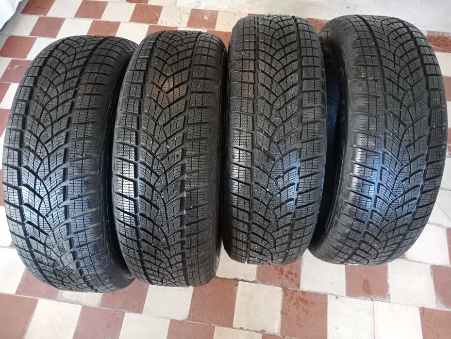 Продам комплект зимової гуми GoodYear  225/60 R18