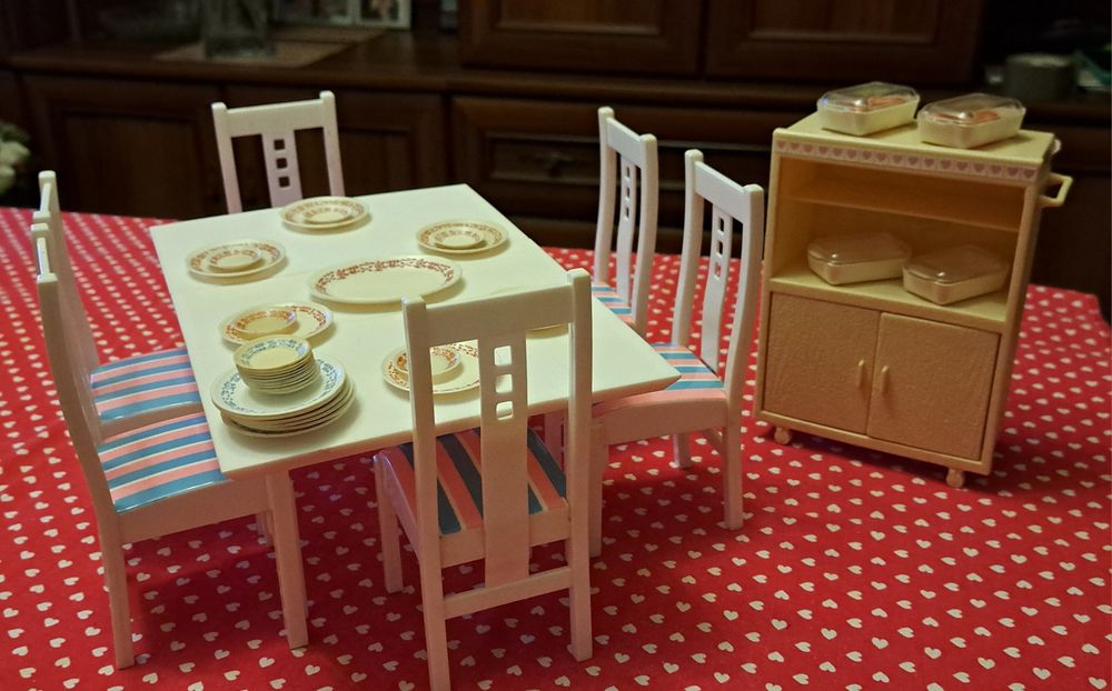 Szafka serwują, stół z krzesłami