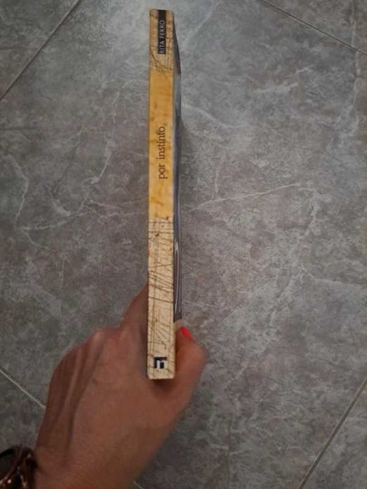 Livro Por Instinto de Rita Ferro