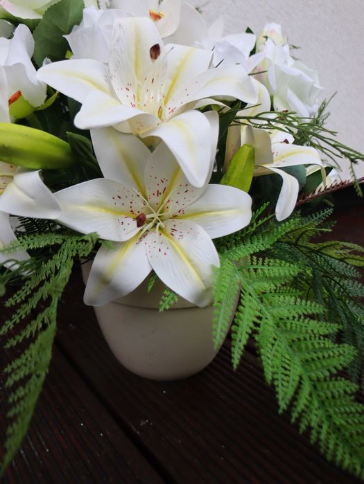 Stroik nagrobny, bukiet w donicy, białe róże, lilie, storczyk, wieniec
