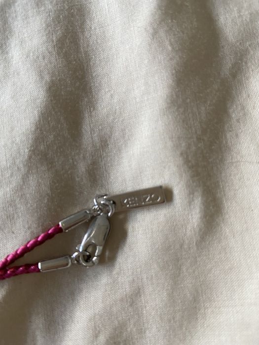 Colar em prata da marca Kenzo