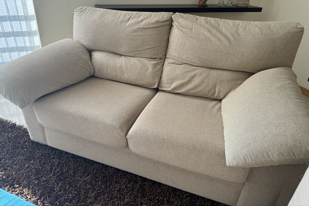 Sofá de tecido creme com 1,80 mts cumprimento