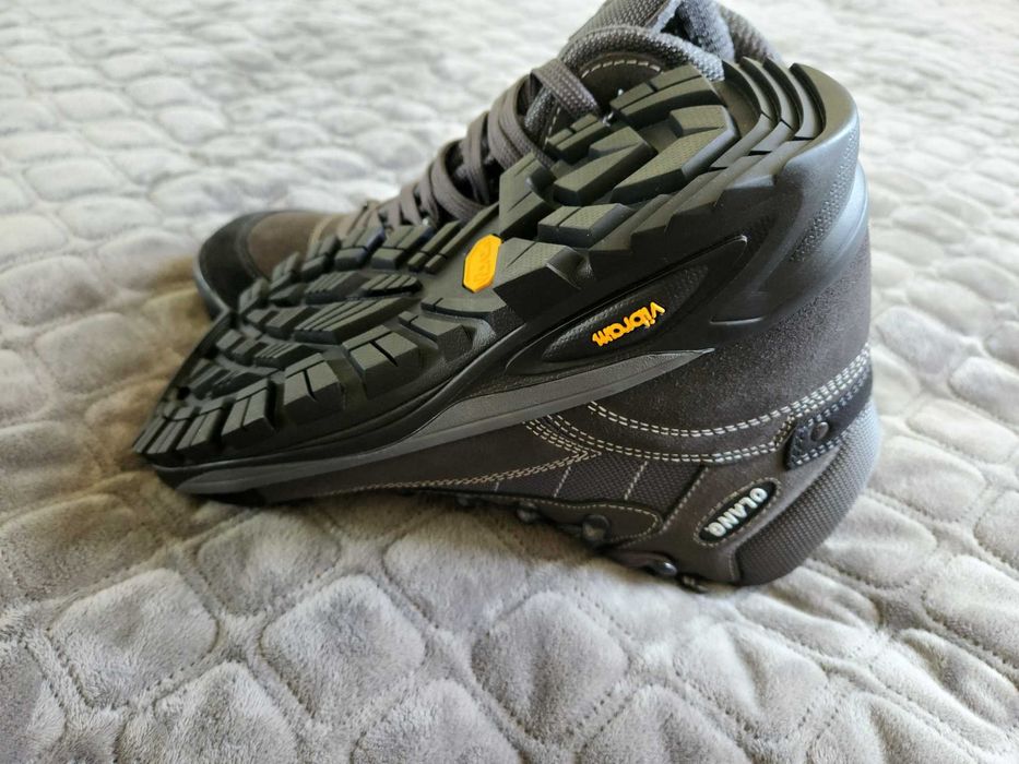 Оригінальні трекінгові черевики OLANG