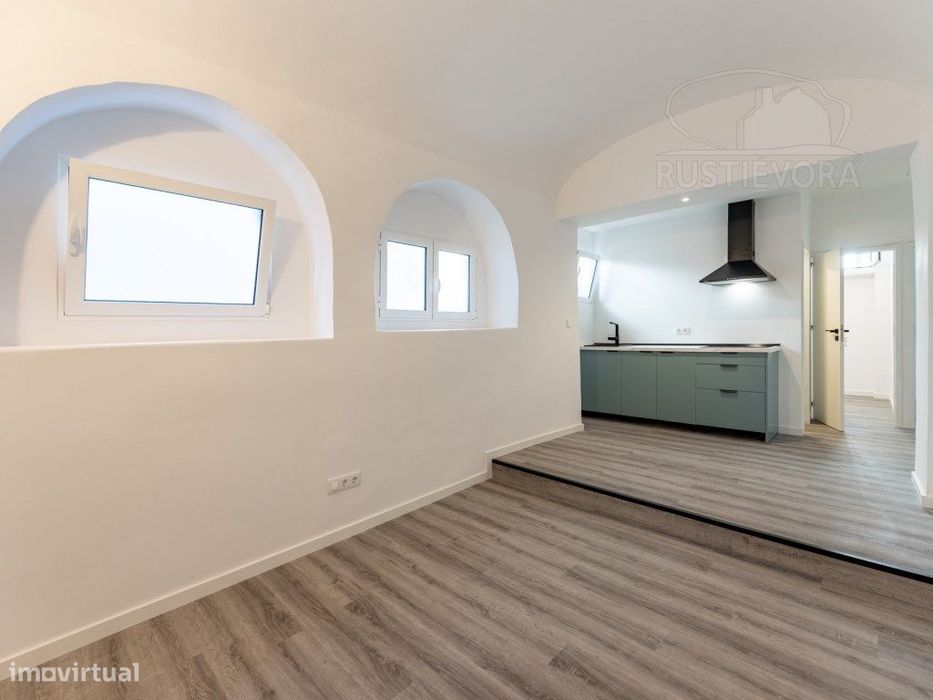 Apartamento de 1º andar com 3 assoalhadas e terraço