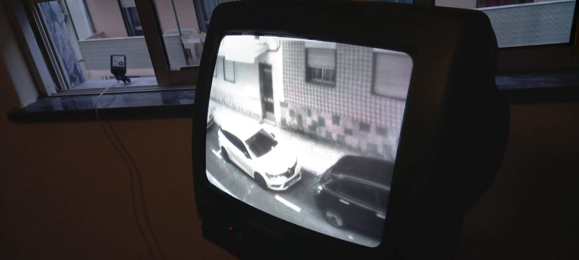 Câmara de vigilância com televisão analógica