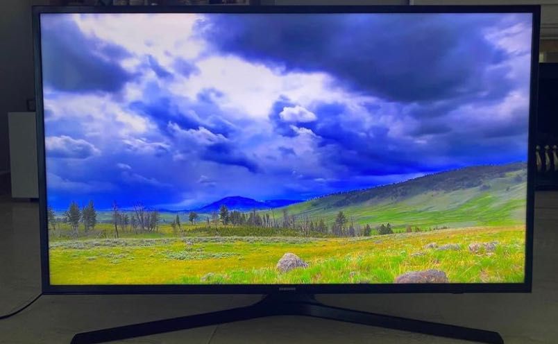 TV Samsung 40’’ com suporte e comando