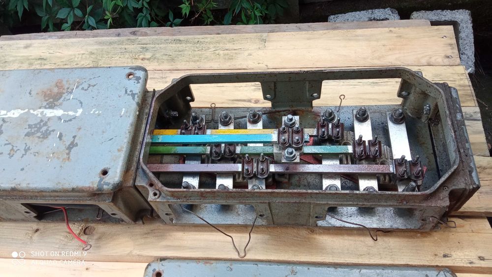 Stare skrzynki rozdzielni elektrycznej.