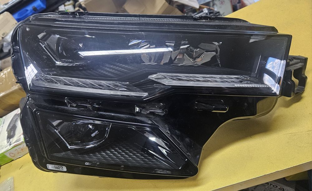 Skoda Karoq lift przednia prawa lampa full led 57B941036