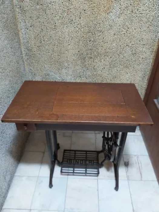 Máquina e mesa de costura SINGER centenária