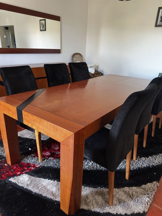 Mesa de jantar e aparador