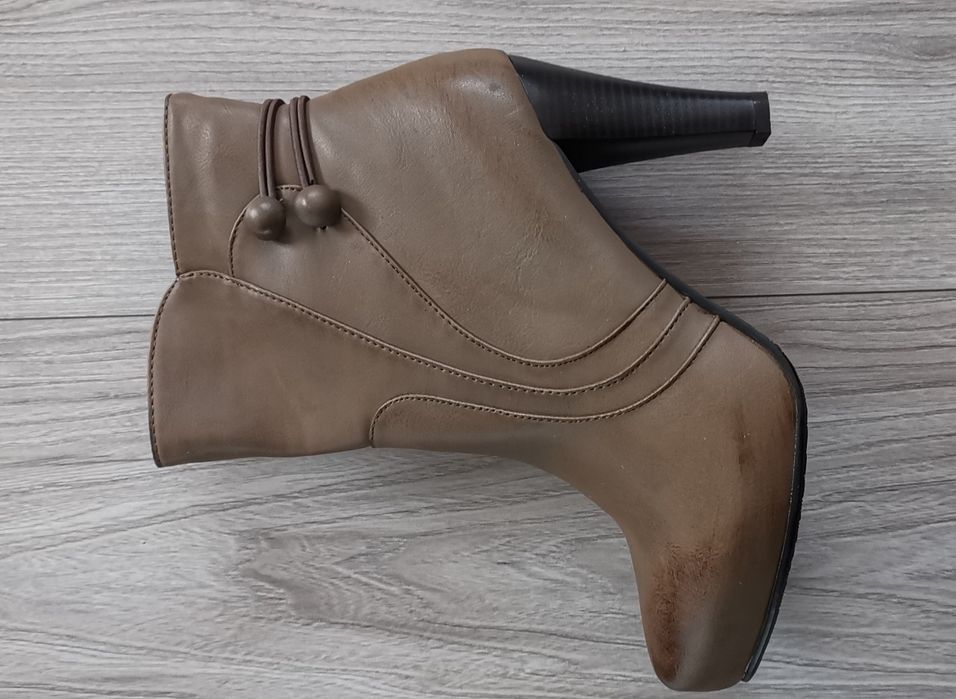 Botki beżowa na obcasie