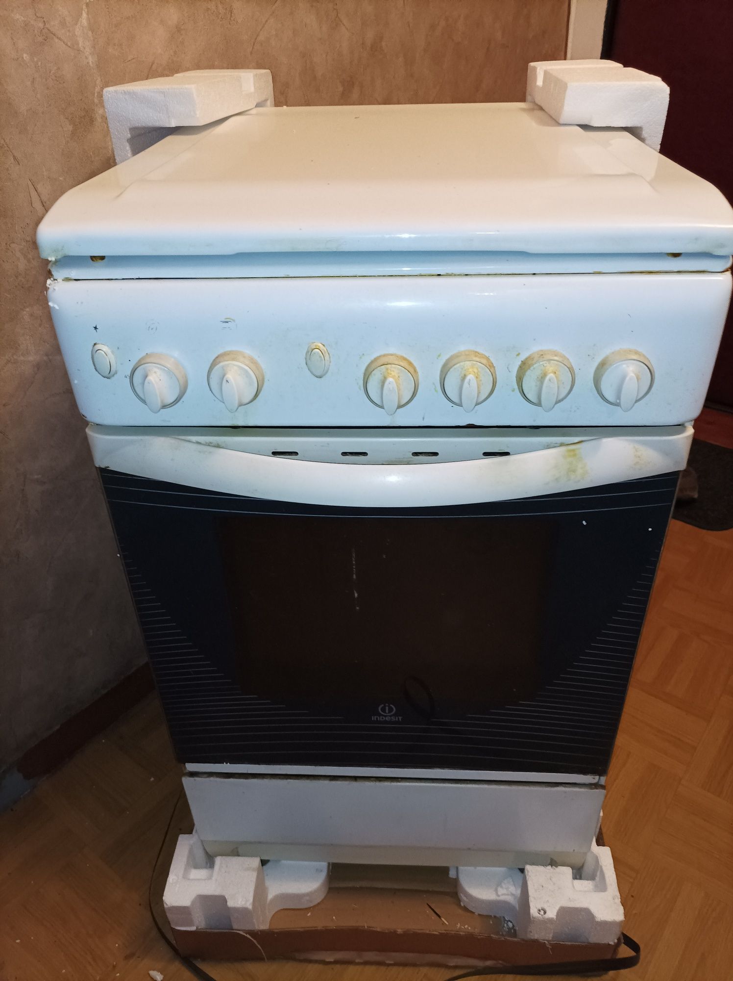 Продам газовую плиту " Indesit "