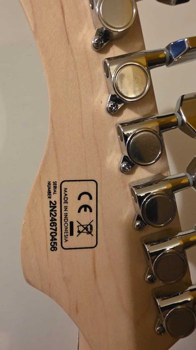 Sprzedam gitarę Sire Larry Carlton S3 BK - bardzo dobry stan.