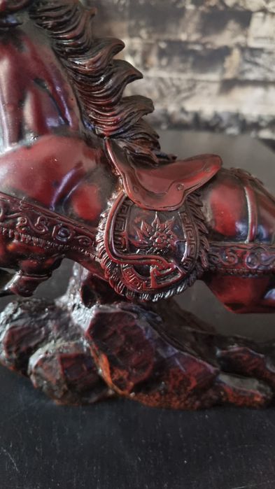 Estátua cavalo em resina vermelha