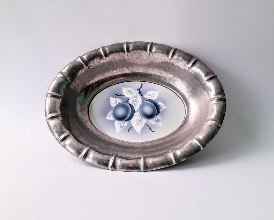 Patera "śliwki" sygnowana.