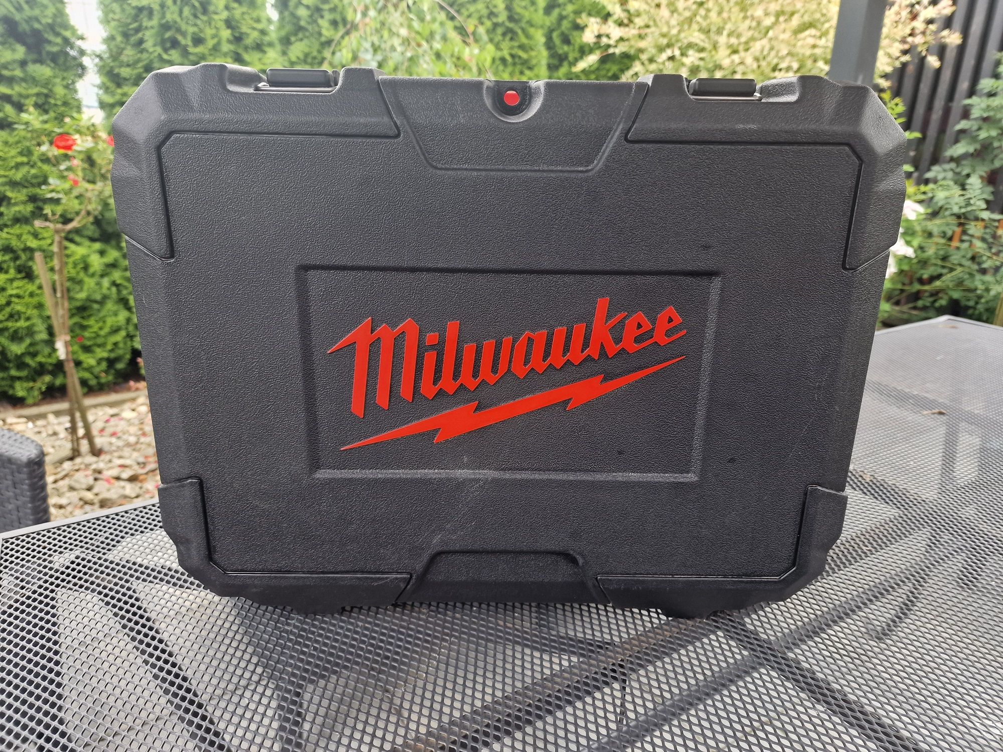 Laser krzyżowy Milwaukee M12 CLL4P zielony + aku 2Ah + pełny zestaw