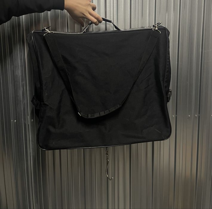 Czarna torba na garnitur pokrowiec podróżna na koszulę składana
