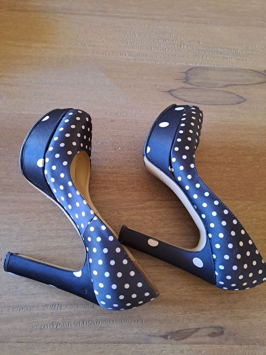 Sapatos azuis com bolinhas brancos, da marca Twin-set, tamanho 36