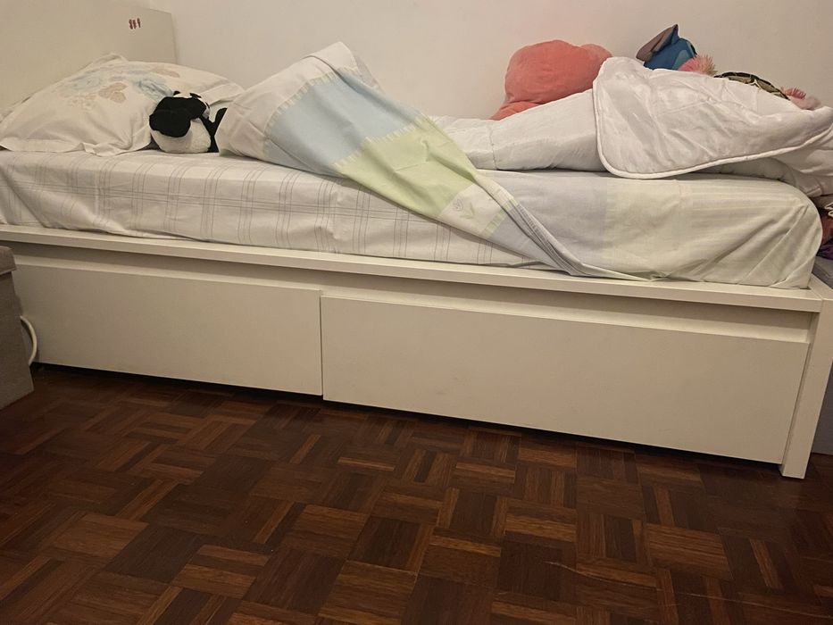 Ikea Malm (90x200) com duas gavetas, estrado e colchão.