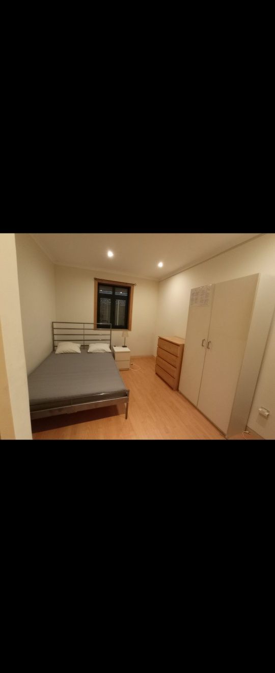 Cama de casa Ikea com estrado dobrável não tem colchão .