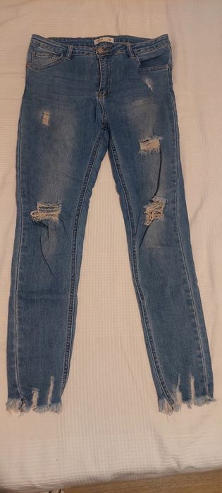 Jeansy z dziurami