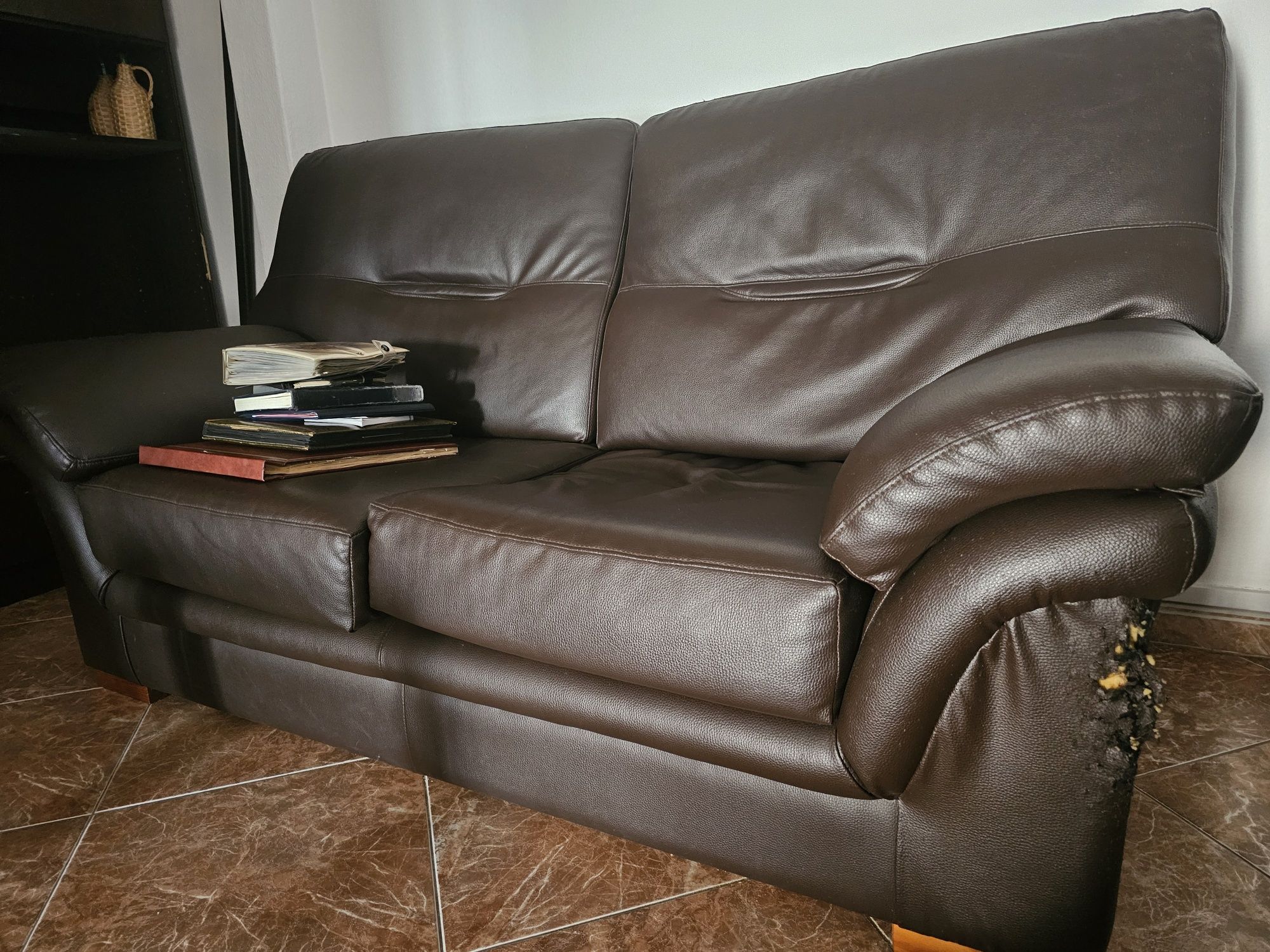 2 sofas castanhos 1 de 2 lugares e 1 de 3 lugares