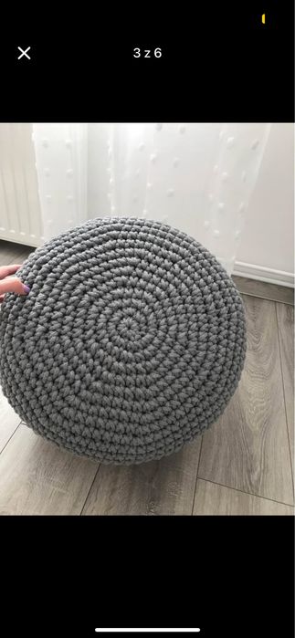 Pufa na szydełku, ręcznie robiona.