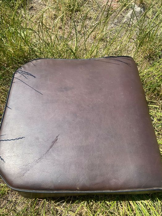 Сидіння мʼягкі сидіння та спинки