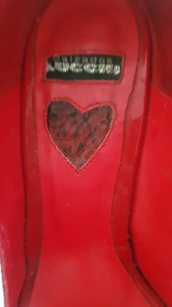Sapatos salto alto Lucchi em pele importados