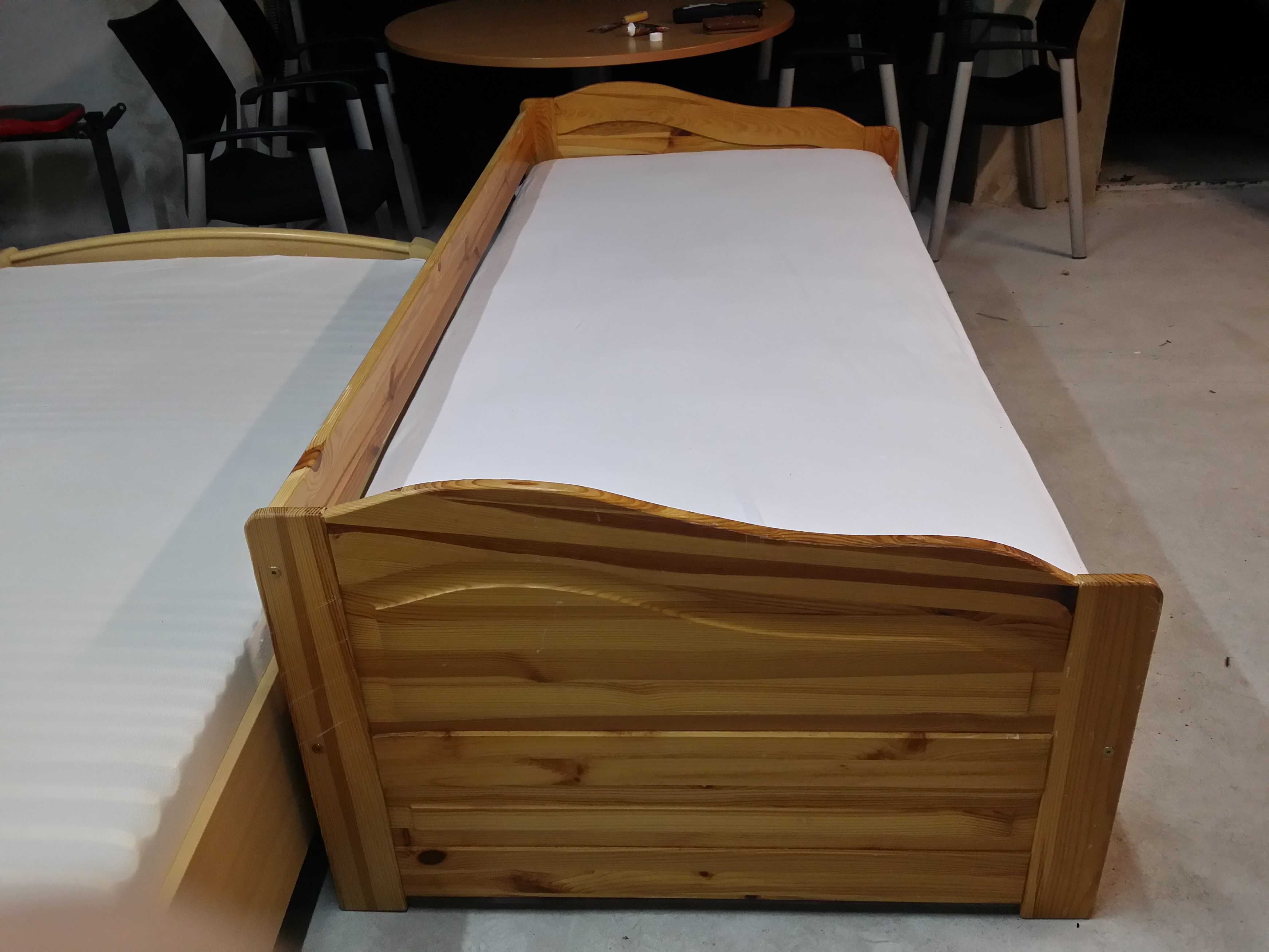 Solidne łóżko z wysuwanymi szufladami