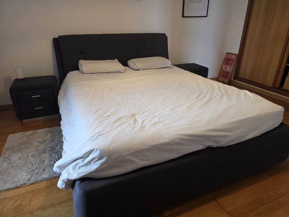 Mobília de quarto: Cama e mesas de cabeceira