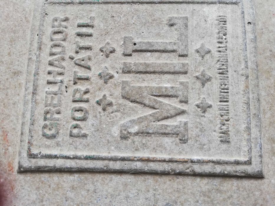 Forno de churrasco/assados, portátil, com pernas amovíveis marca MIL